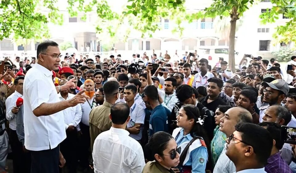 আজিমপুর সরকারি কোয়ার্টারের অপরিচ্ছন্ন পরিবেশে প্রধানমন্ত্রীর অসন্তোষ, উন্নয়নে সময়সীমা দুই সপ্তাহ WhatsApp Image 2026 10 17 at 4.28.45 PM