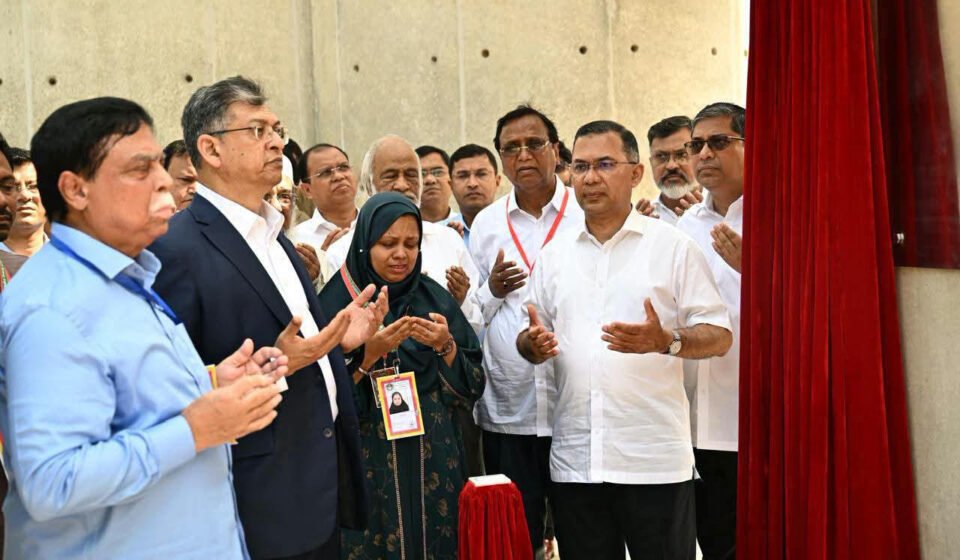 শহীদ পরিবারের সদস্যদের সঙ্গে নিয়ে জুলাই স্মৃতিস্তম্ভ উদ্বোধন করলেন প্রধানমন্ত্রী তারেক রহমান unnamed 2